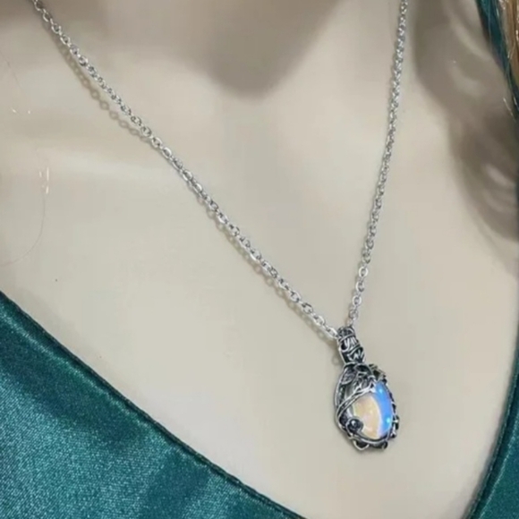 Retro Water Droplet Pendant in Silver Tone Gold Plated Alloy - Picture 5 of 11